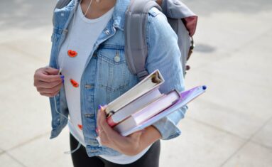 ragazza con libri e quaderni